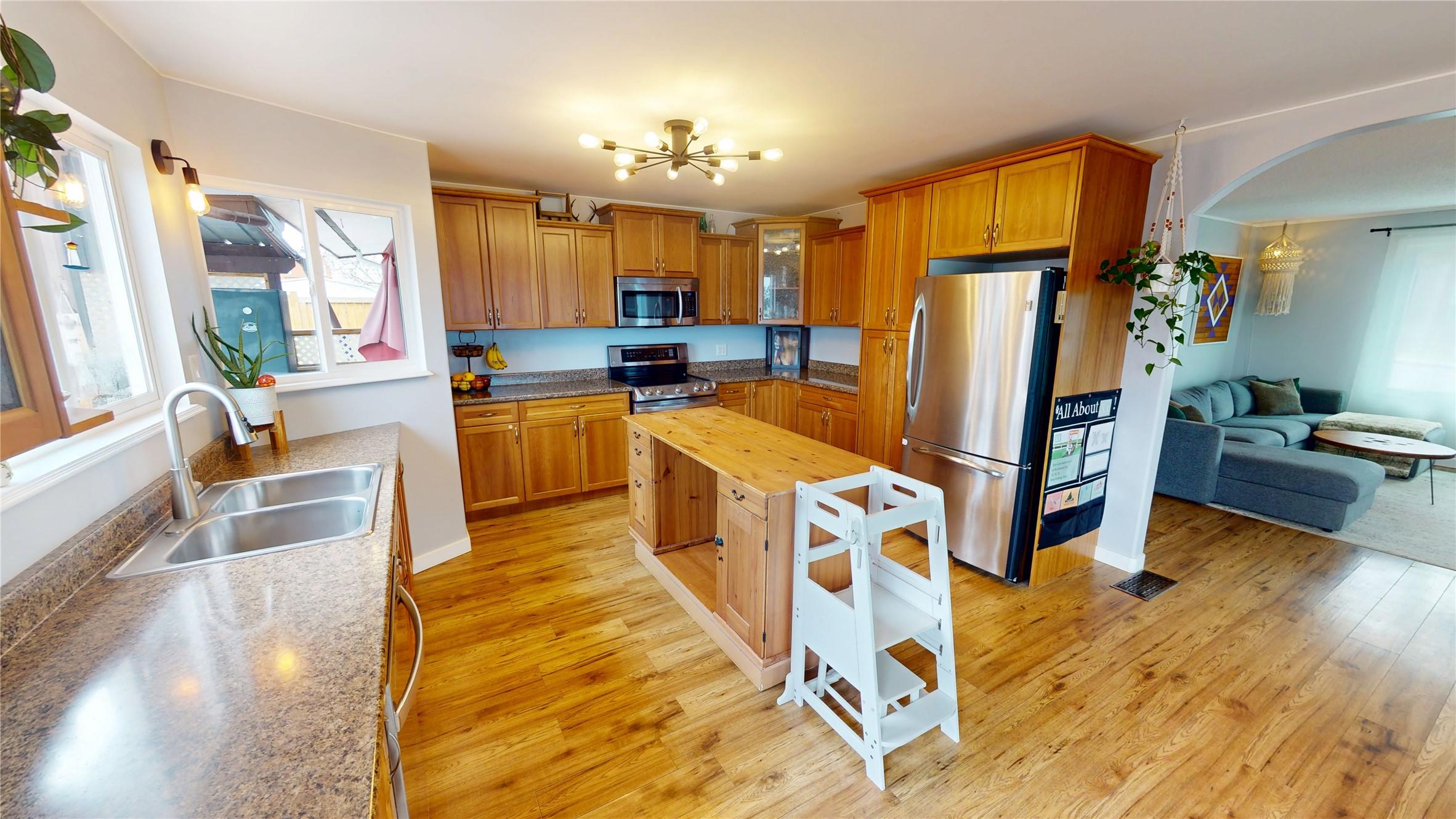 2620 3Rd Street, Cranbrook, BC - Indoor Photo Showing Kitchen With Double Sink