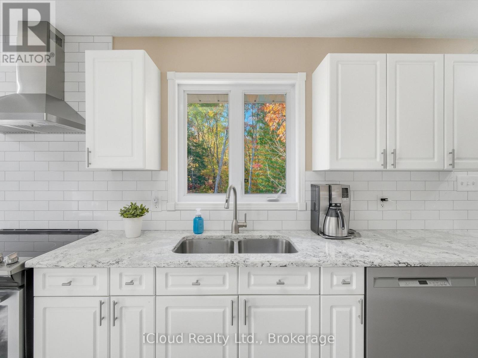 6 Springhill Road, Mckellar, ON - Indoor Photo Showing Kitchen With Double Sink With Upgraded Kitchen