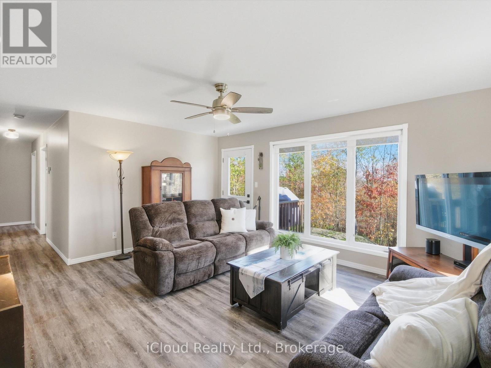 6 Springhill Road, Mckellar, ON - Indoor Photo Showing Living Room