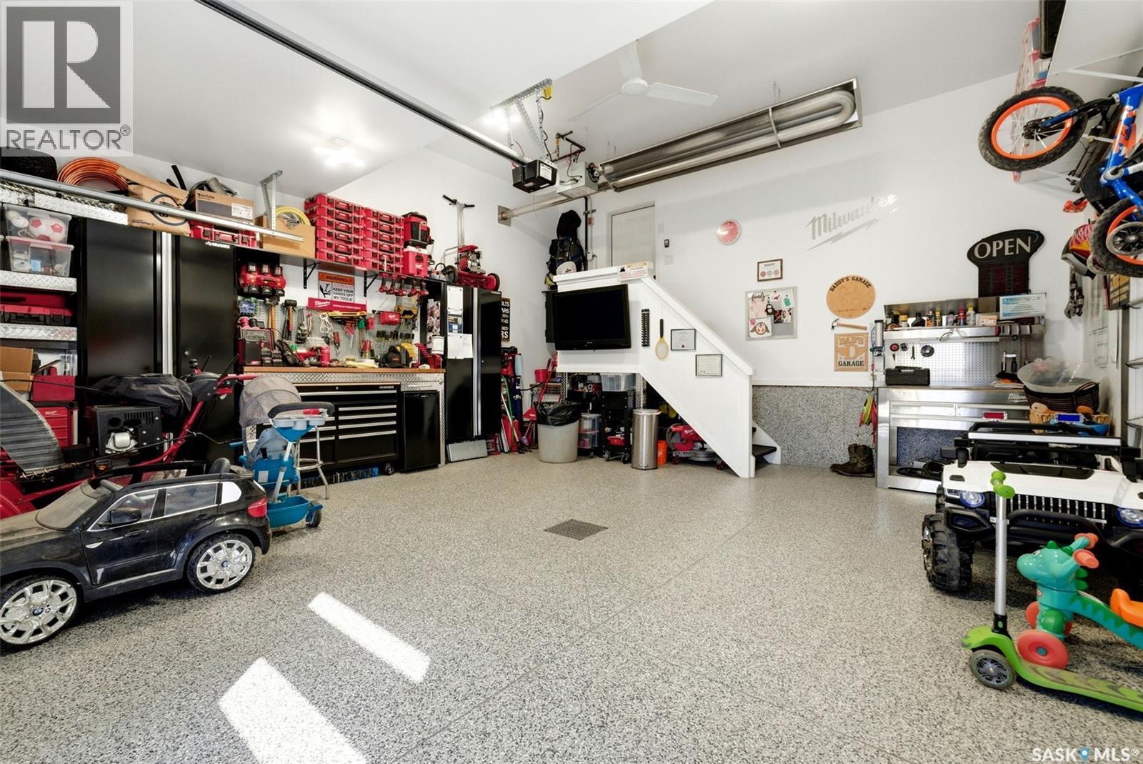 3029 Bellegarde Crescent, Regina, SK - Indoor Photo Showing Garage