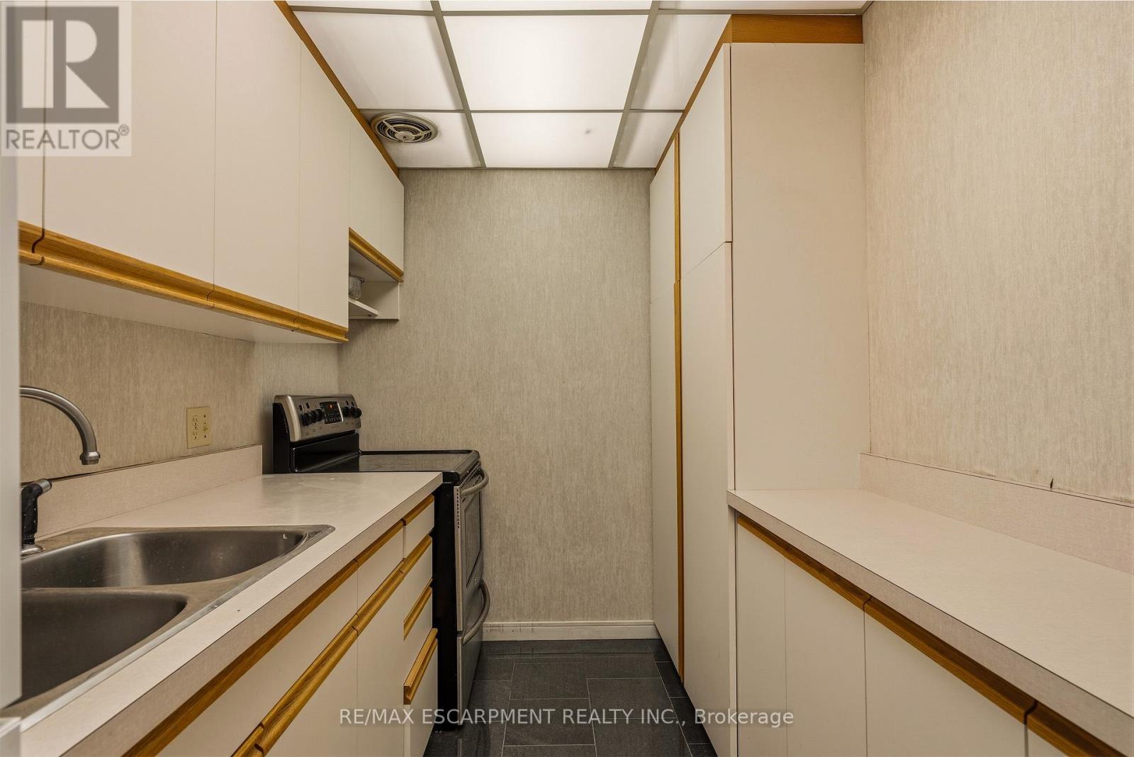 78 Terrace Drive, Hamilton, ON - Indoor Photo Showing Kitchen With Double Sink