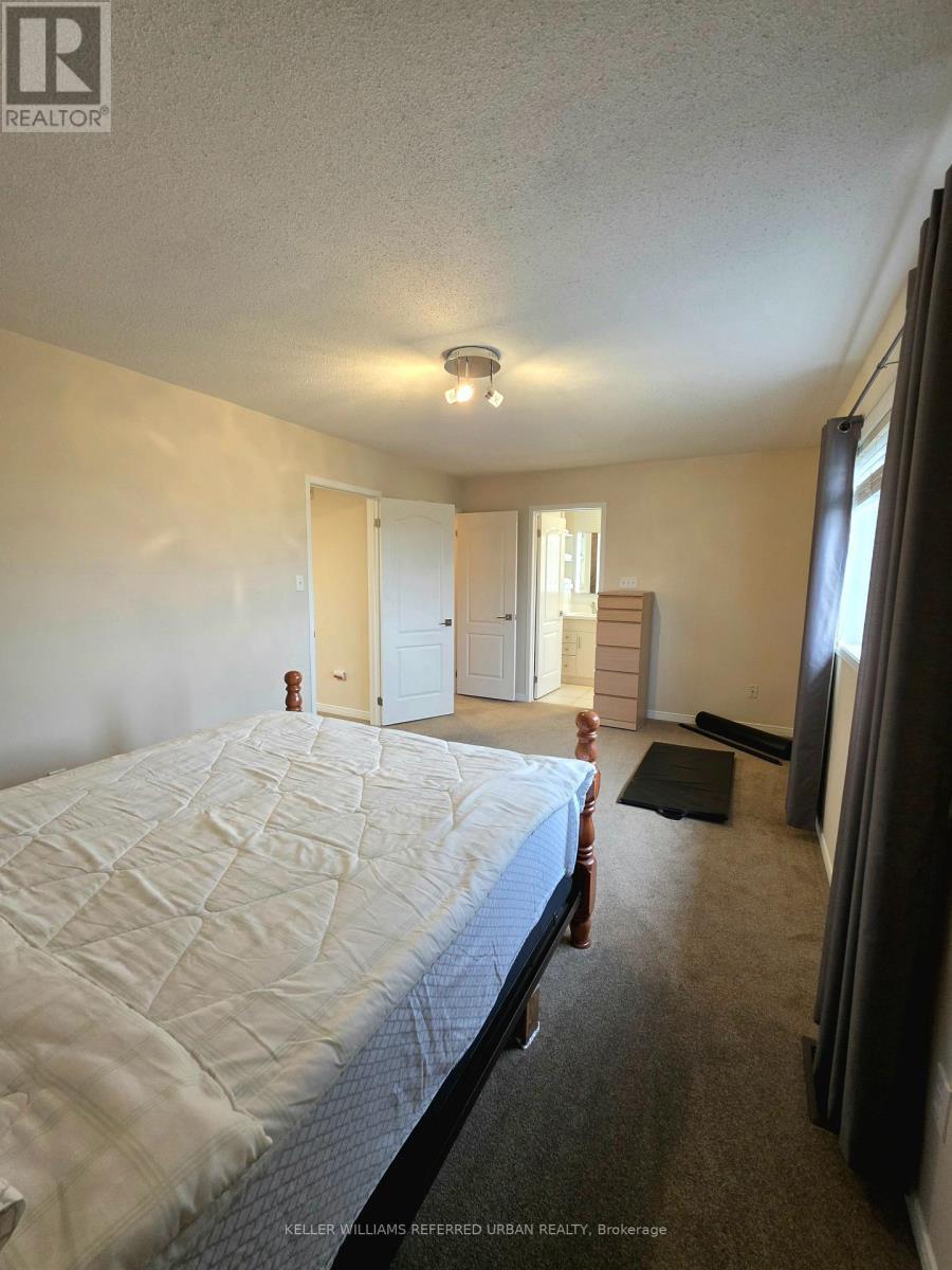 Huge primary bedroom with room for meditation - 129 Dolce Crescent, Vaughan, ON - Indoor Photo Showing Bedroom