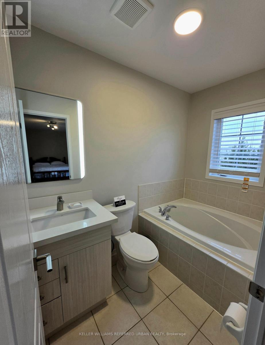Great soaker tub in ensuite - 129 Dolce Crescent, Vaughan, ON - Indoor Photo Showing Bathroom