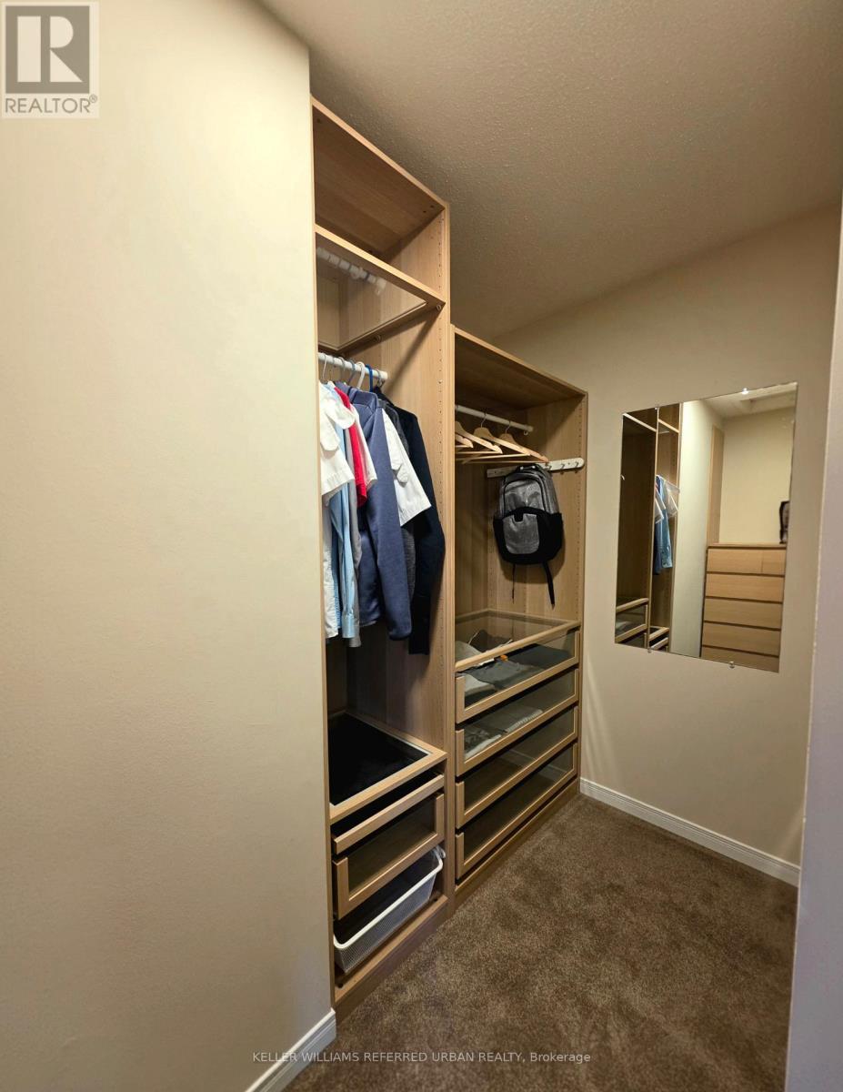Walk in closet to dream about - 129 Dolce Crescent, Vaughan, ON - Indoor Photo Showing Other Room