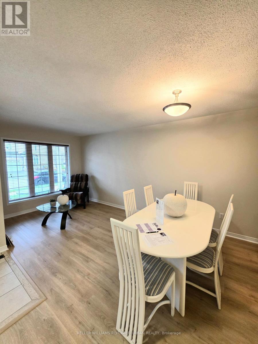 Sitting area for after those large meals - 129 Dolce Crescent, Vaughan, ON - Indoor Photo Showing Dining Room