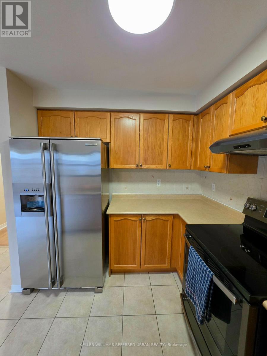 Counter space for days - 129 Dolce Crescent, Vaughan, ON - Indoor Photo Showing Kitchen