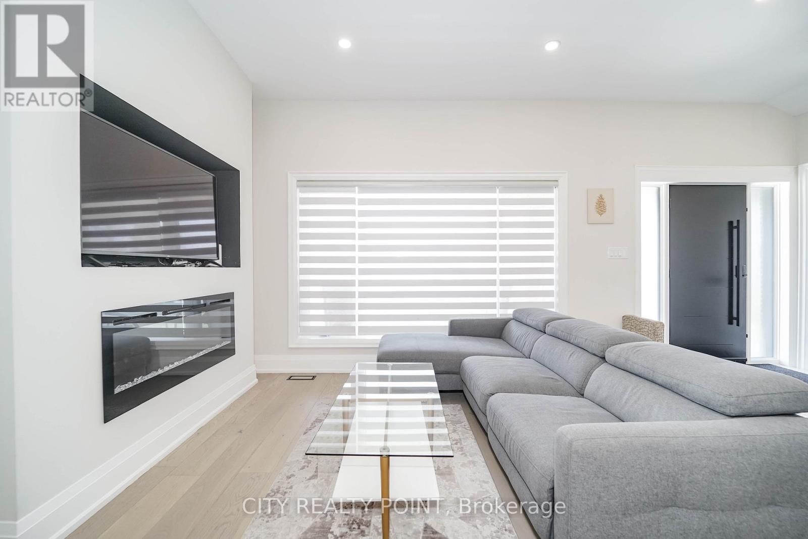 1371 Ogden Avenue, Mississauga, ON - Indoor Photo Showing Living Room With Fireplace