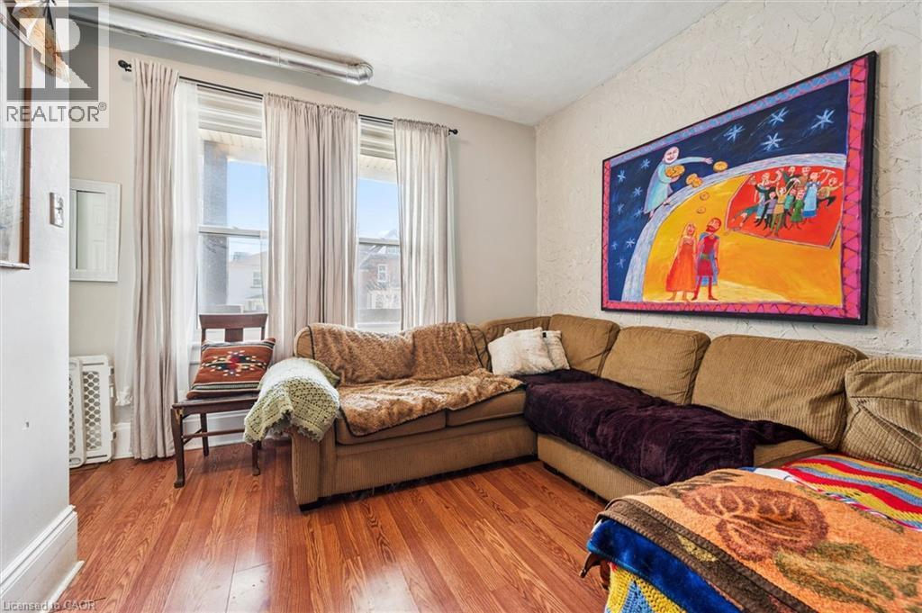 156 Wellington Street N, Kitchener, ON - Indoor Photo Showing Living Room