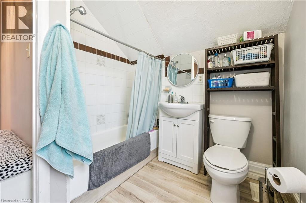 156 Wellington Street N, Kitchener, ON - Indoor Photo Showing Bathroom