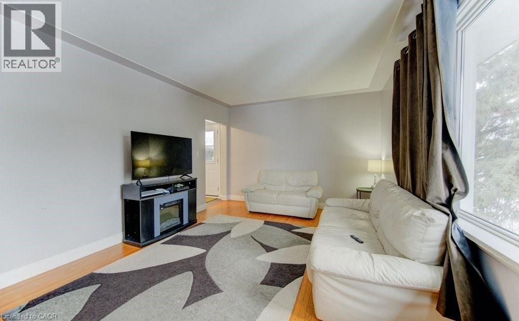 109 Eton Drive, Kitchener, ON - Indoor Photo Showing Living Room