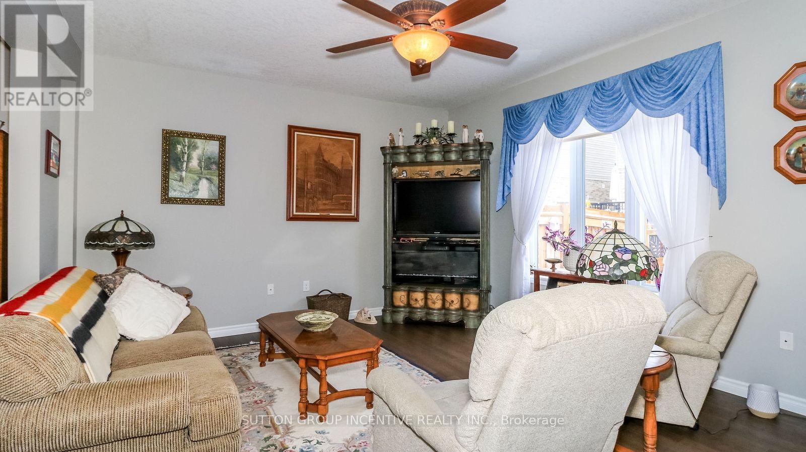 1012 Wright Drive, Midland, ON - Indoor Photo Showing Living Room