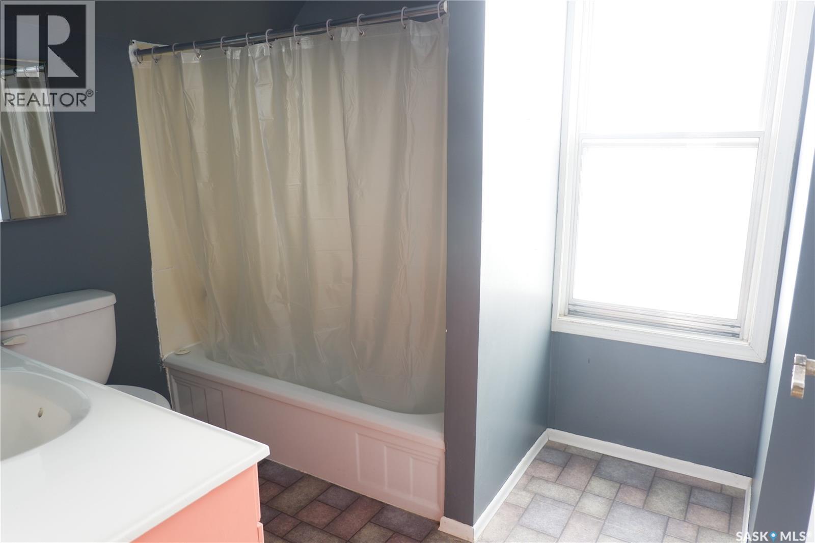 405 4Th Avenue E, Assiniboia, SK - Indoor Photo Showing Bathroom