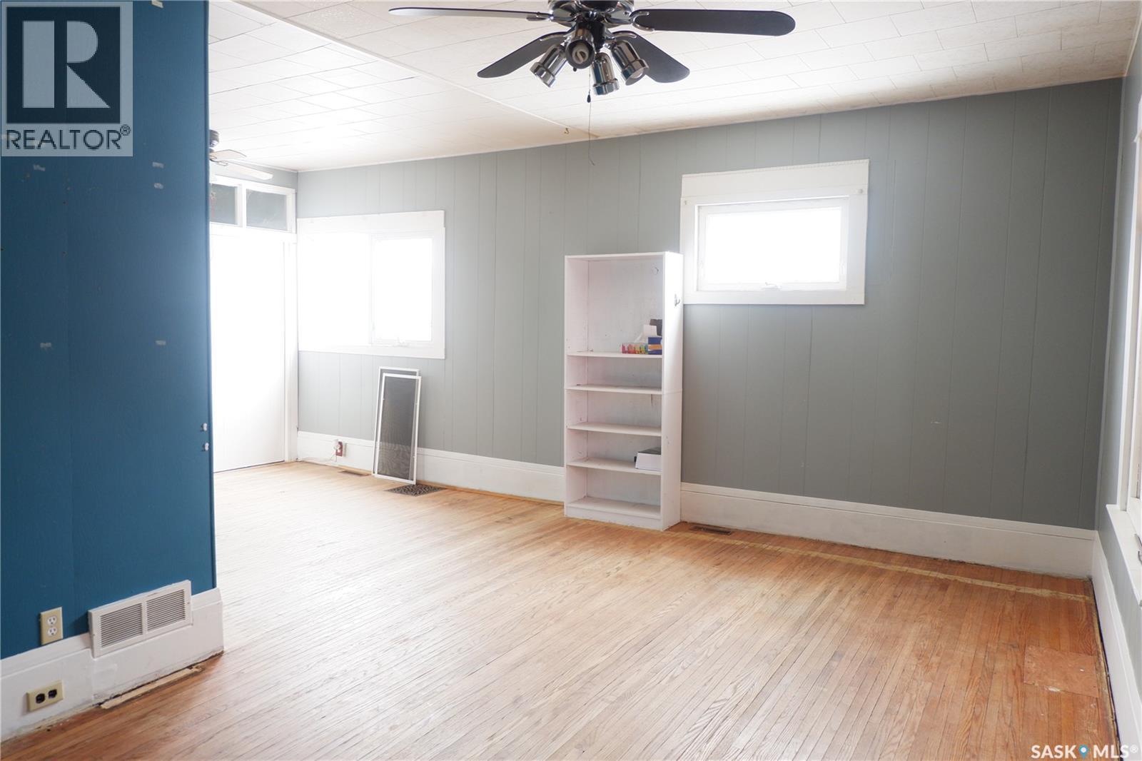 405 4Th Avenue E, Assiniboia, SK - Indoor