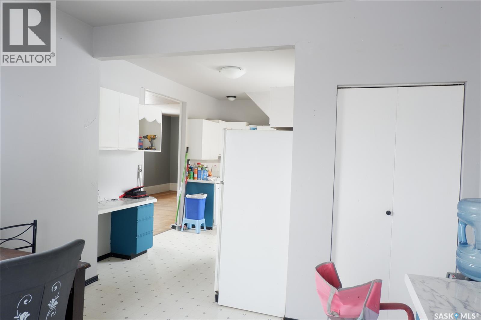 405 4Th Avenue E, Assiniboia, SK - Indoor