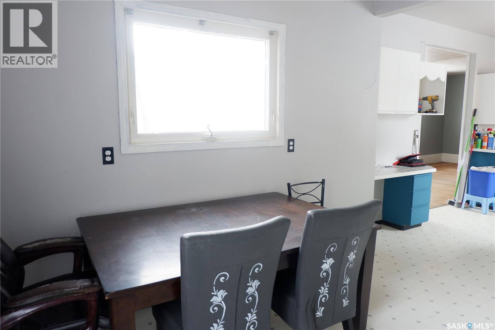 405 4Th Avenue E, Assiniboia, SK - Indoor