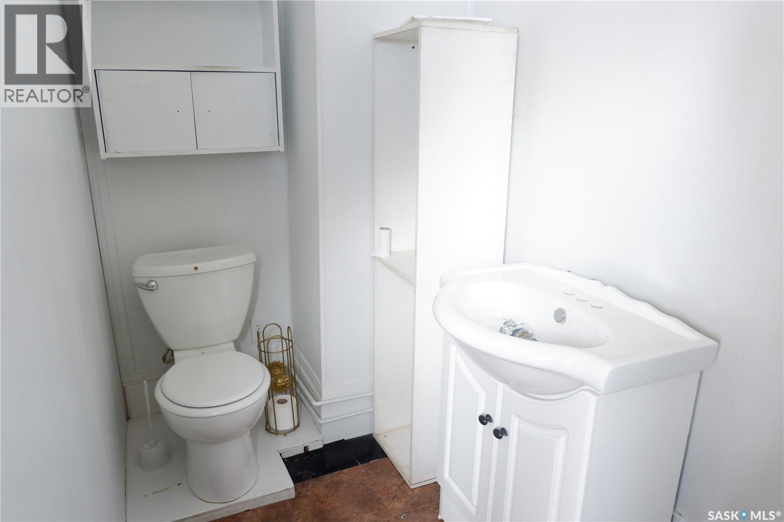 405 4Th Avenue E, Assiniboia, SK - Indoor Photo Showing Bathroom
