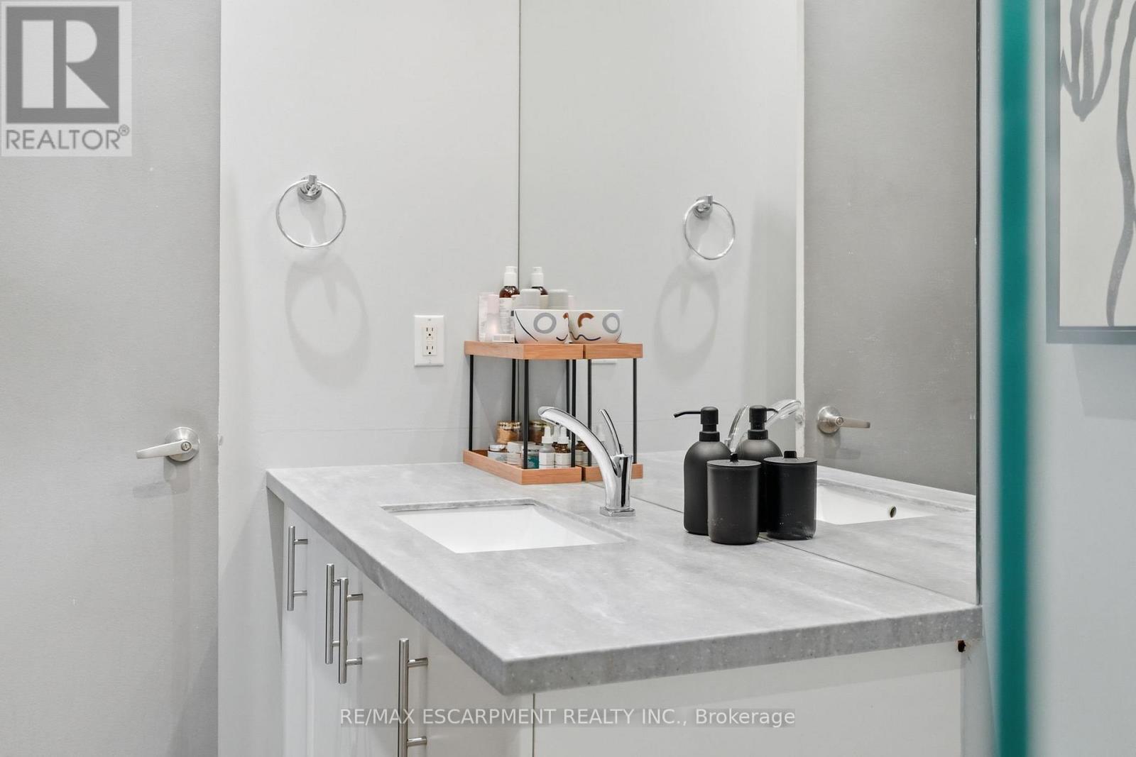 510 - 66 Bay Street S, Hamilton, ON - Indoor Photo Showing Bathroom