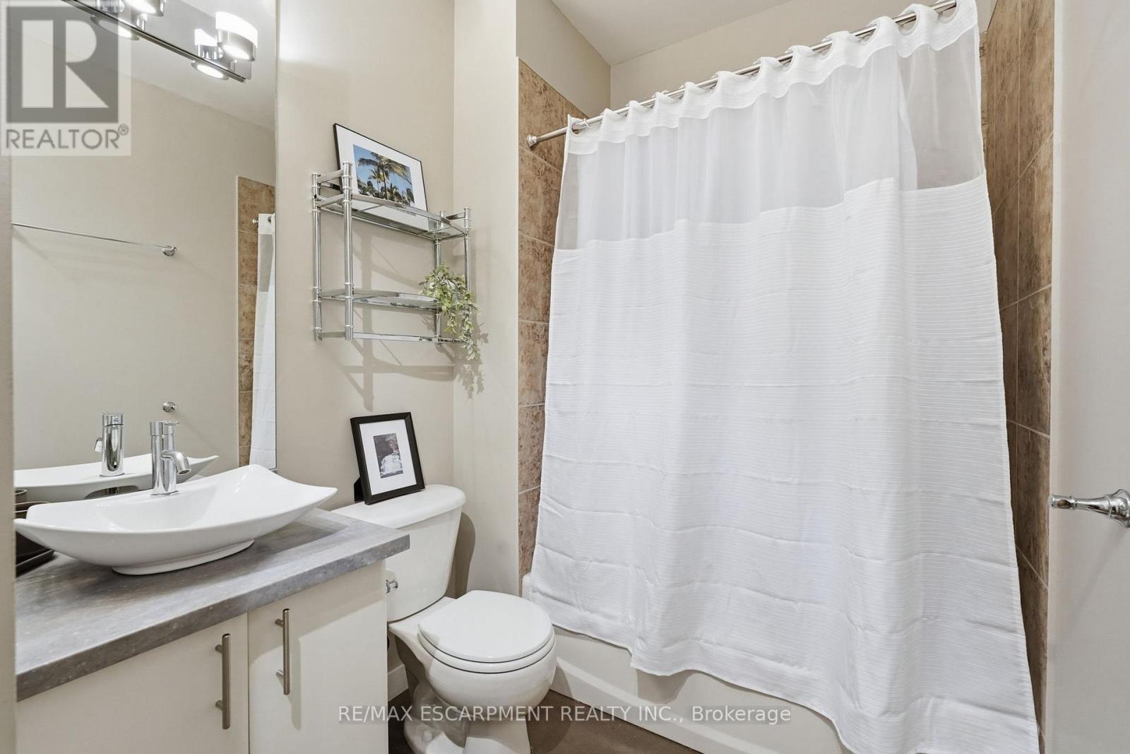 510 - 66 Bay Street S, Hamilton, ON - Indoor Photo Showing Bathroom
