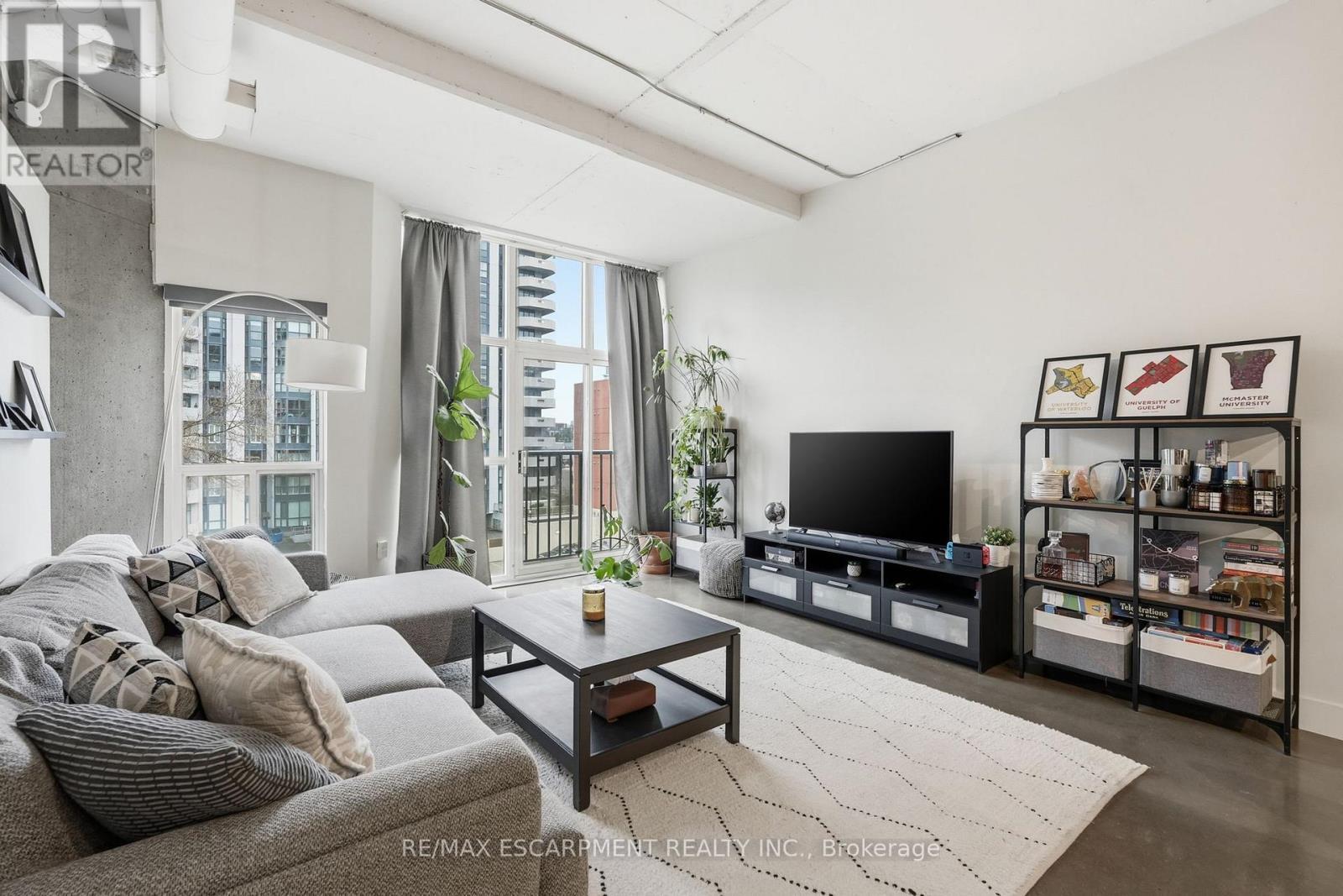 510 - 66 Bay Street S, Hamilton, ON - Indoor Photo Showing Living Room