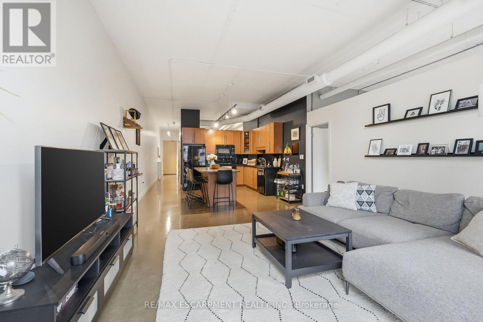 510 - 66 Bay Street S, Hamilton, ON - Indoor Photo Showing Living Room