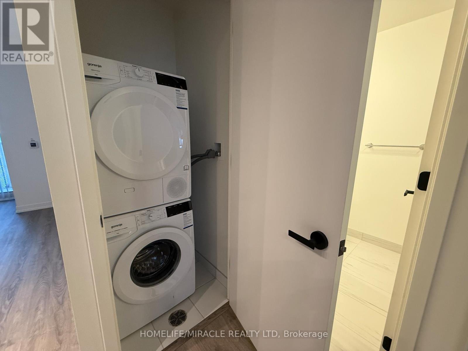 2005 - 8 Interchange Way, Vaughan, ON - Indoor Photo Showing Laundry Room