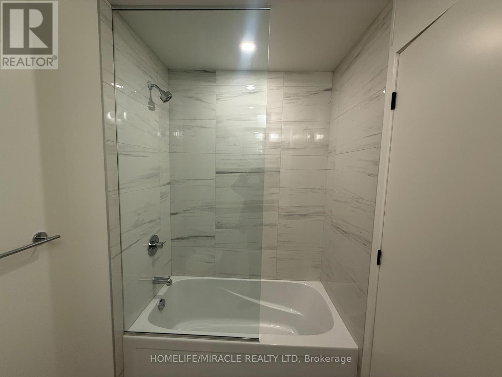 2005 - 8 Interchange Way, Vaughan, ON - Indoor Photo Showing Bathroom