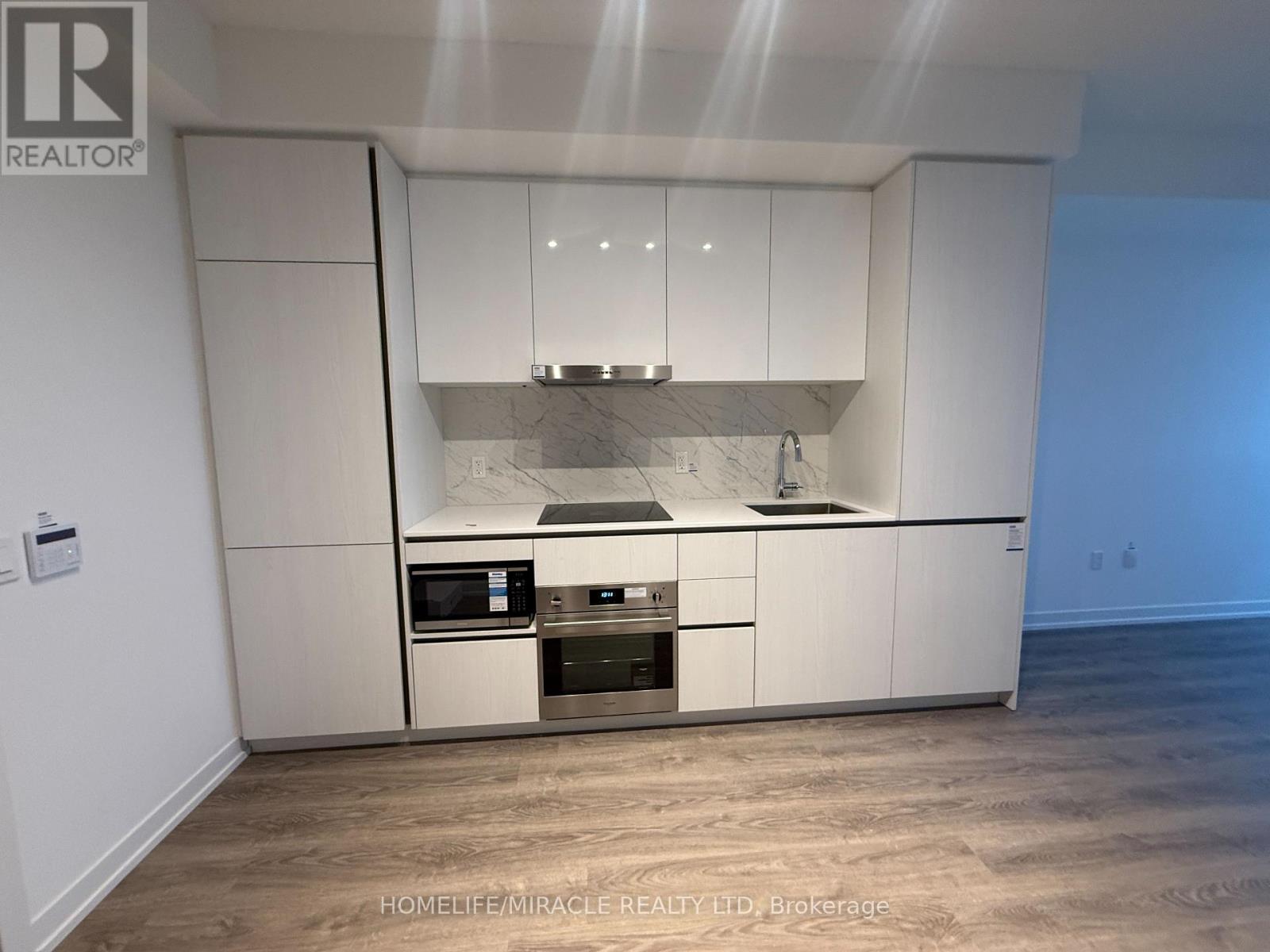 2005 - 8 Interchange Way, Vaughan, ON - Indoor Photo Showing Kitchen