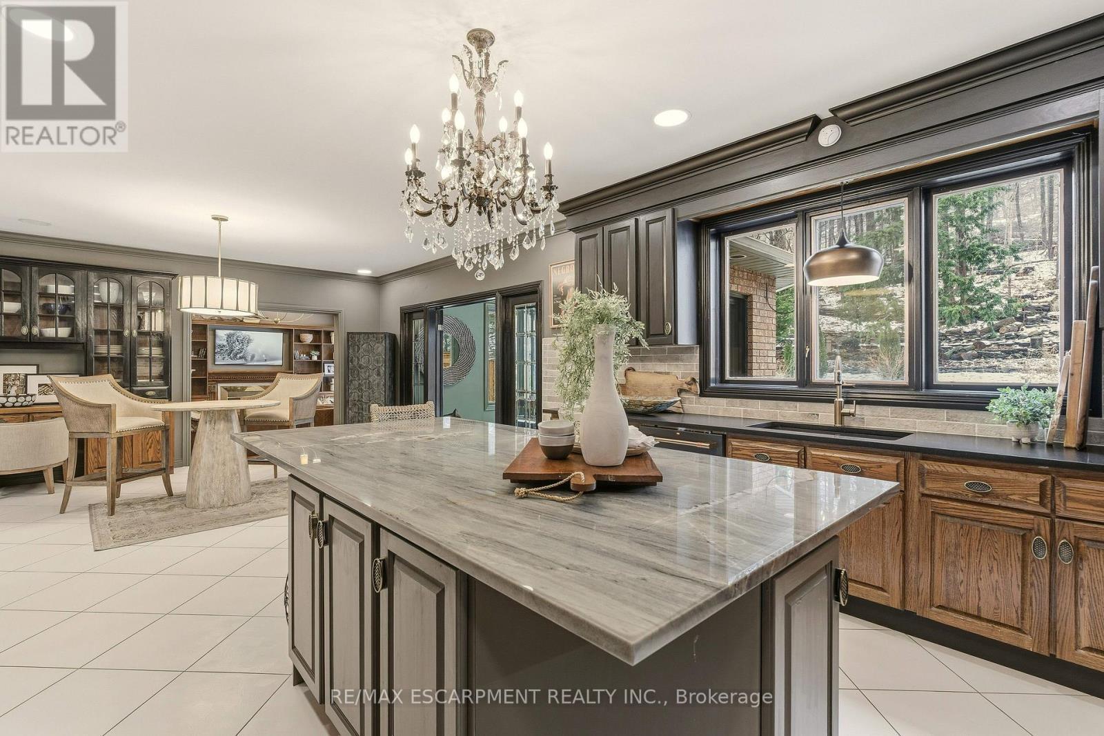 82 Maple Drive, Hamilton, ON - Indoor Photo Showing Kitchen