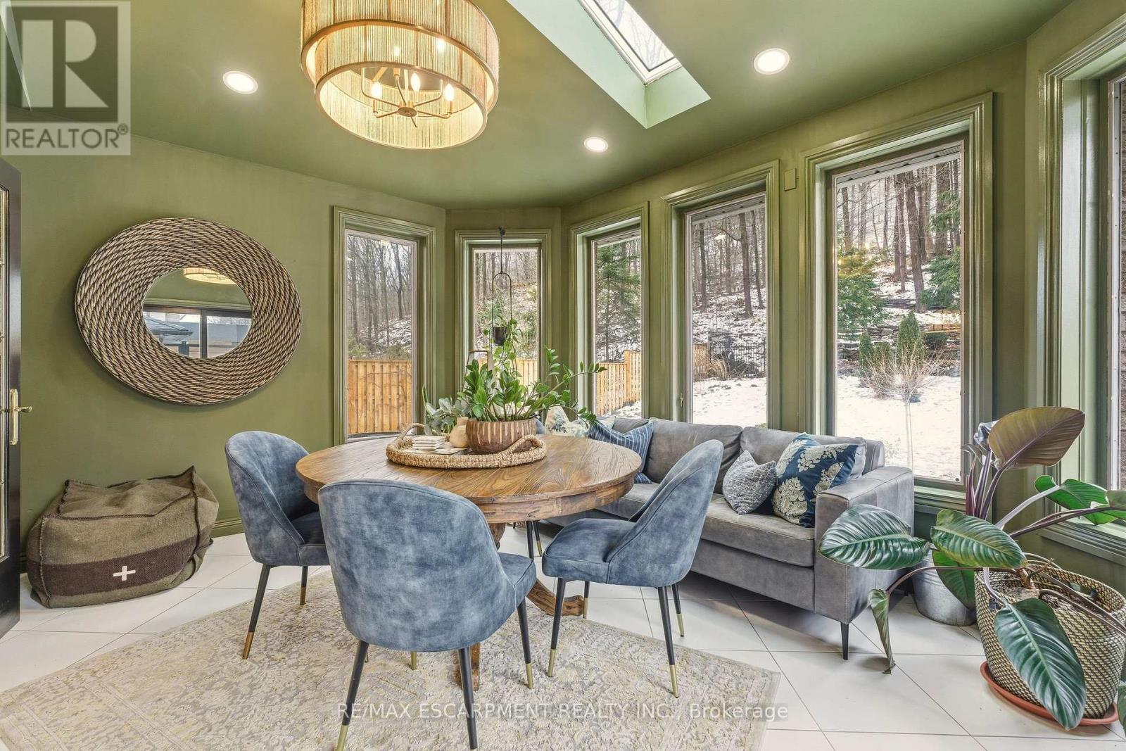 82 Maple Drive, Hamilton, ON - Indoor Photo Showing Dining Room