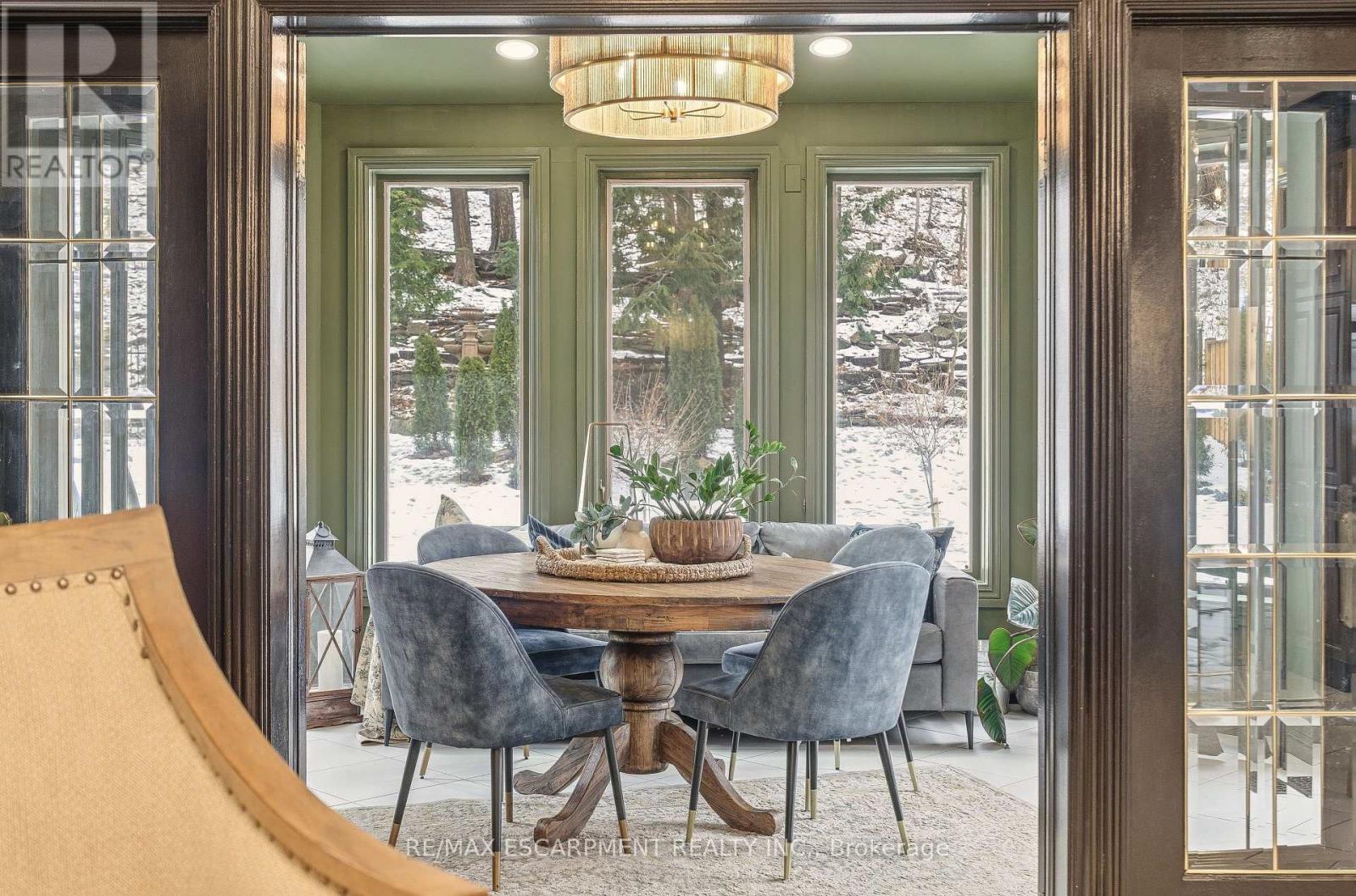 82 Maple Drive, Hamilton, ON - Indoor Photo Showing Dining Room