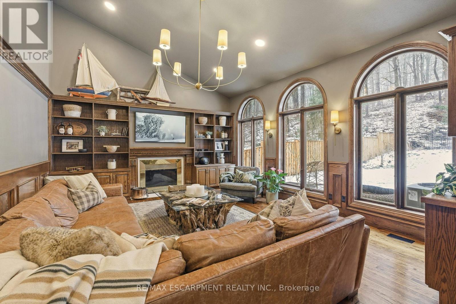 82 Maple Drive, Hamilton, ON - Indoor Photo Showing Living Room With Fireplace