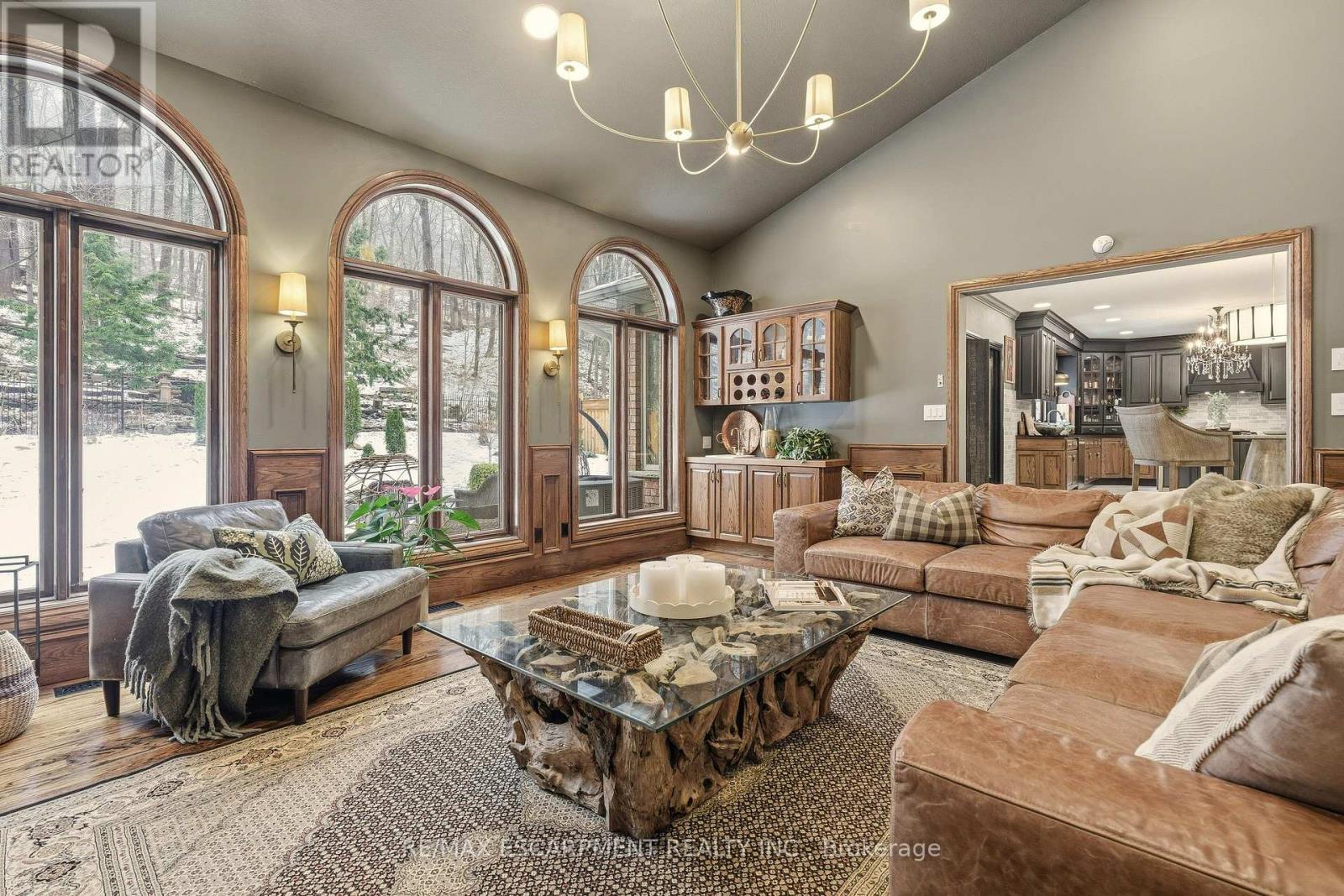 82 Maple Drive, Hamilton, ON - Indoor Photo Showing Living Room