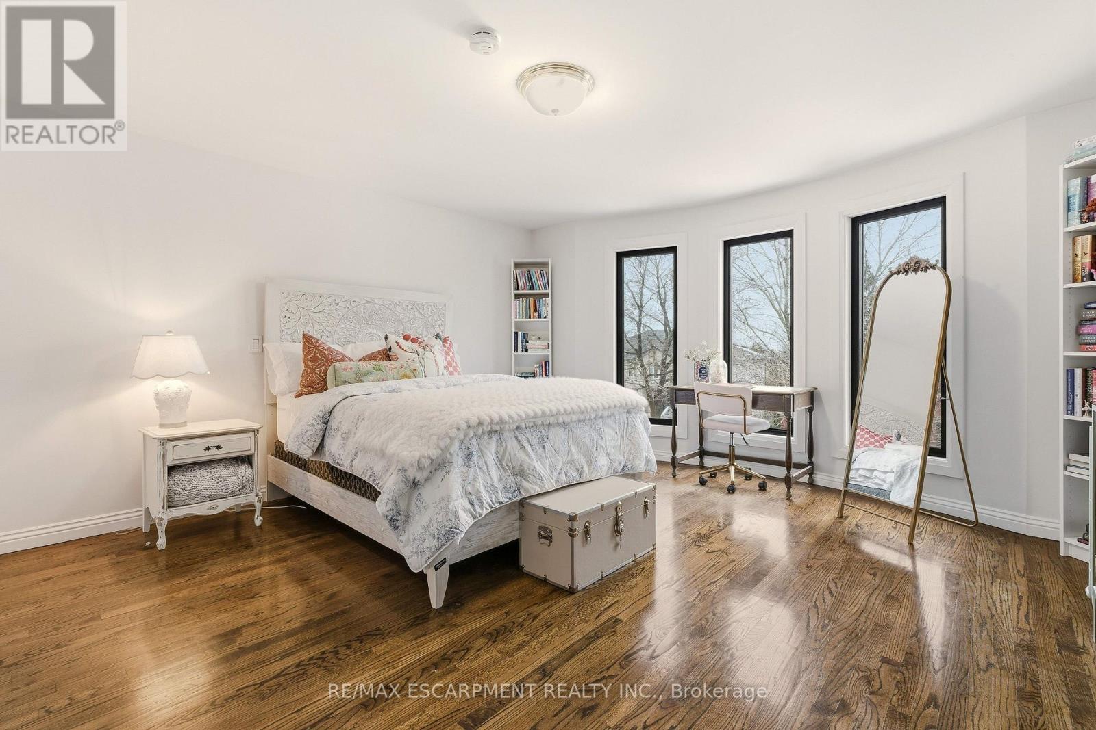 82 Maple Drive, Hamilton, ON - Indoor Photo Showing Bedroom