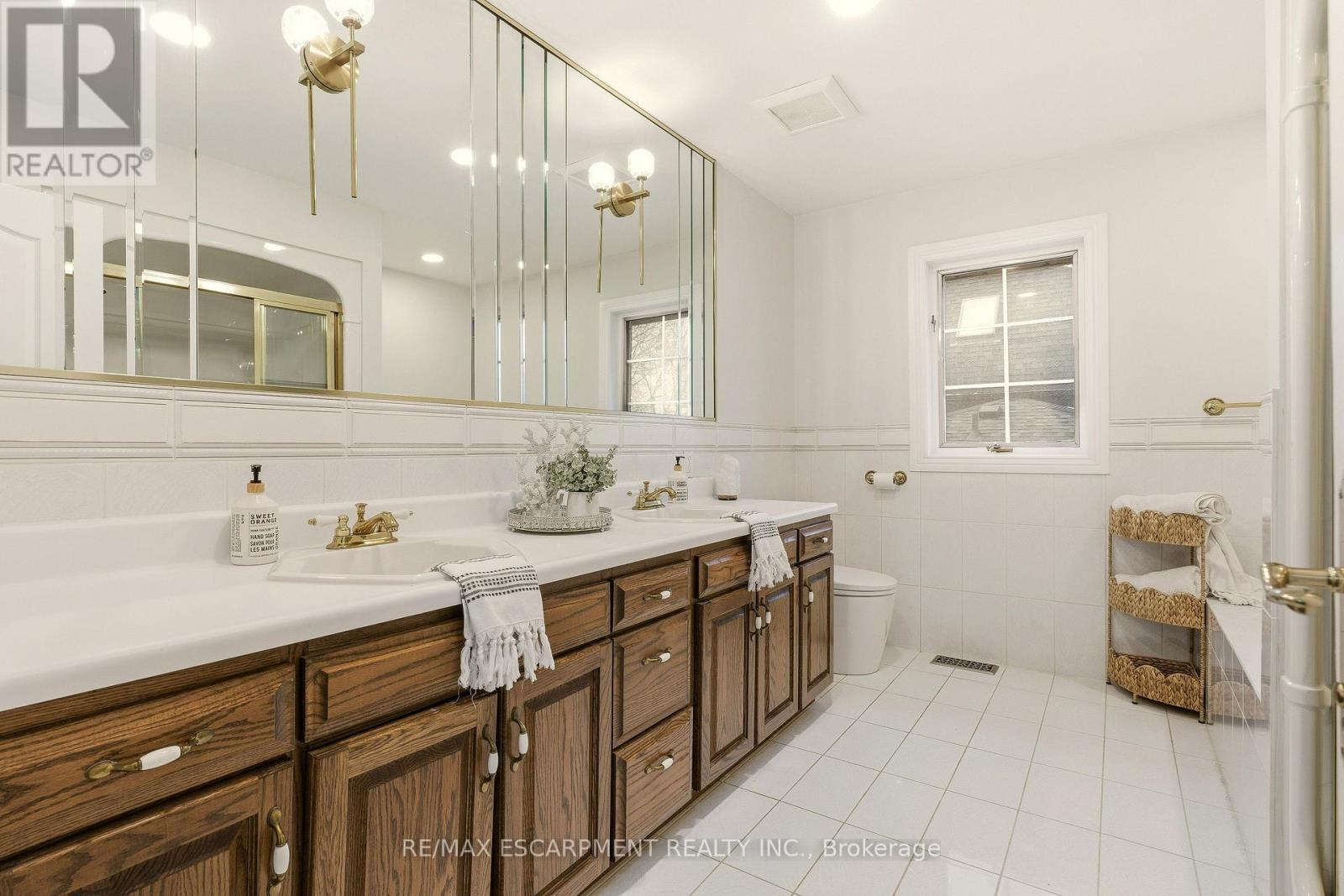 82 Maple Drive, Hamilton, ON - Indoor Photo Showing Bathroom