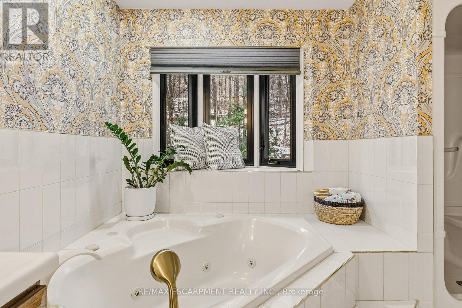 82 Maple Drive, Hamilton, ON - Indoor Photo Showing Bathroom