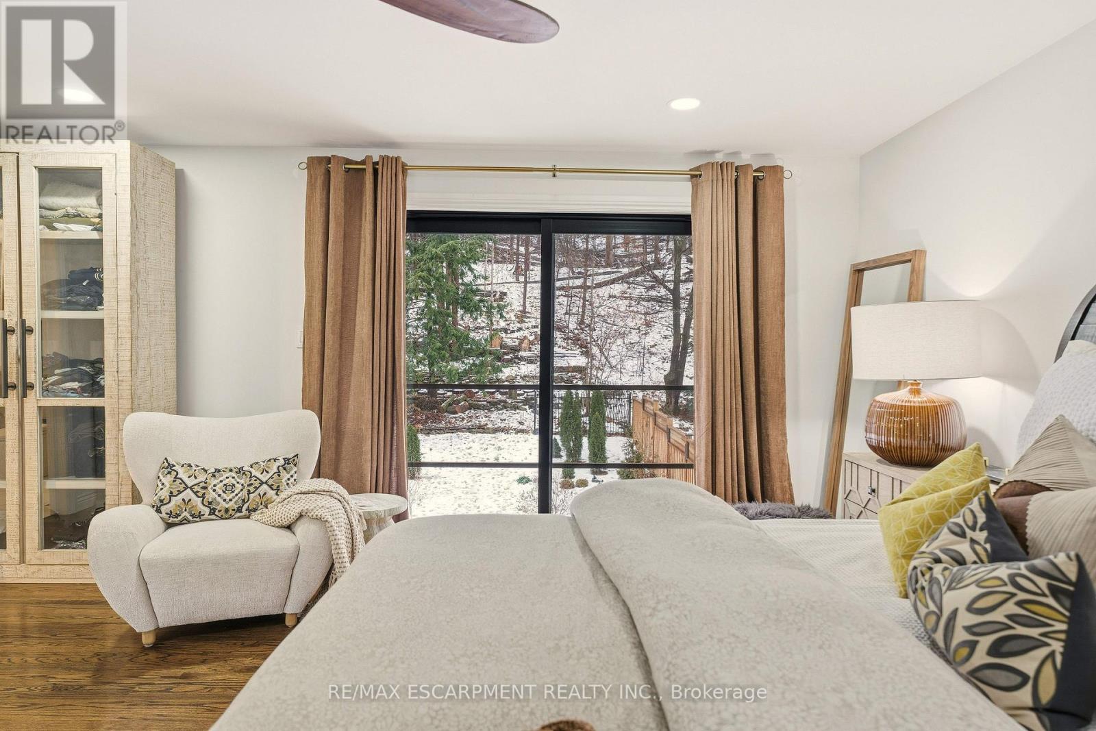 82 Maple Drive, Hamilton, ON - Indoor Photo Showing Bedroom