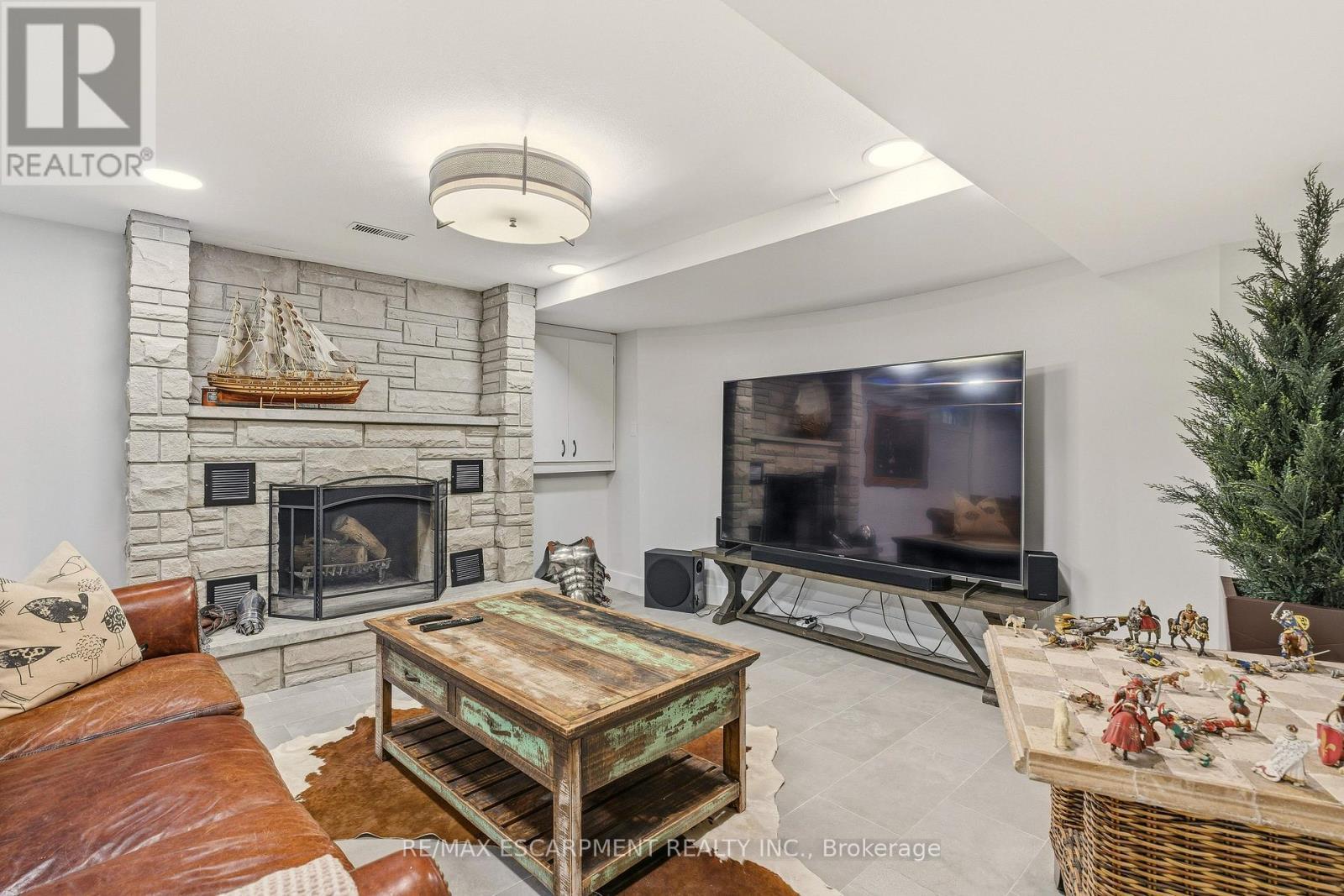 82 Maple Drive, Hamilton, ON - Indoor Photo Showing Living Room With Fireplace