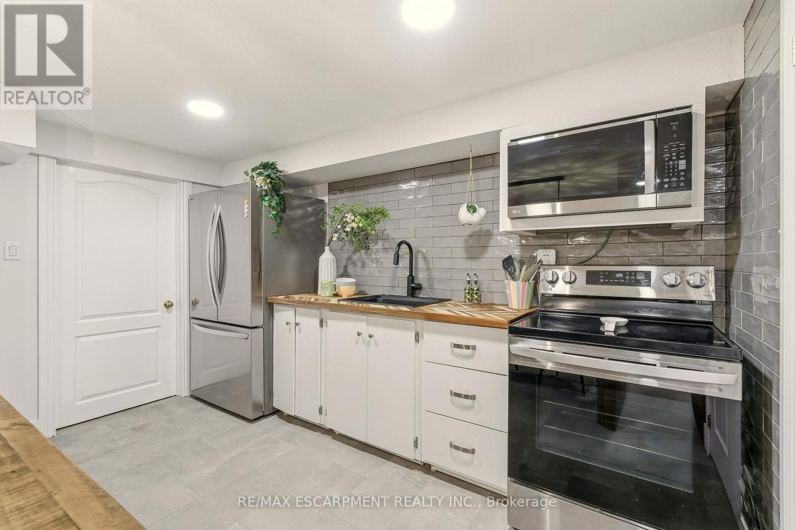 82 Maple Drive, Hamilton, ON - Indoor Photo Showing Kitchen