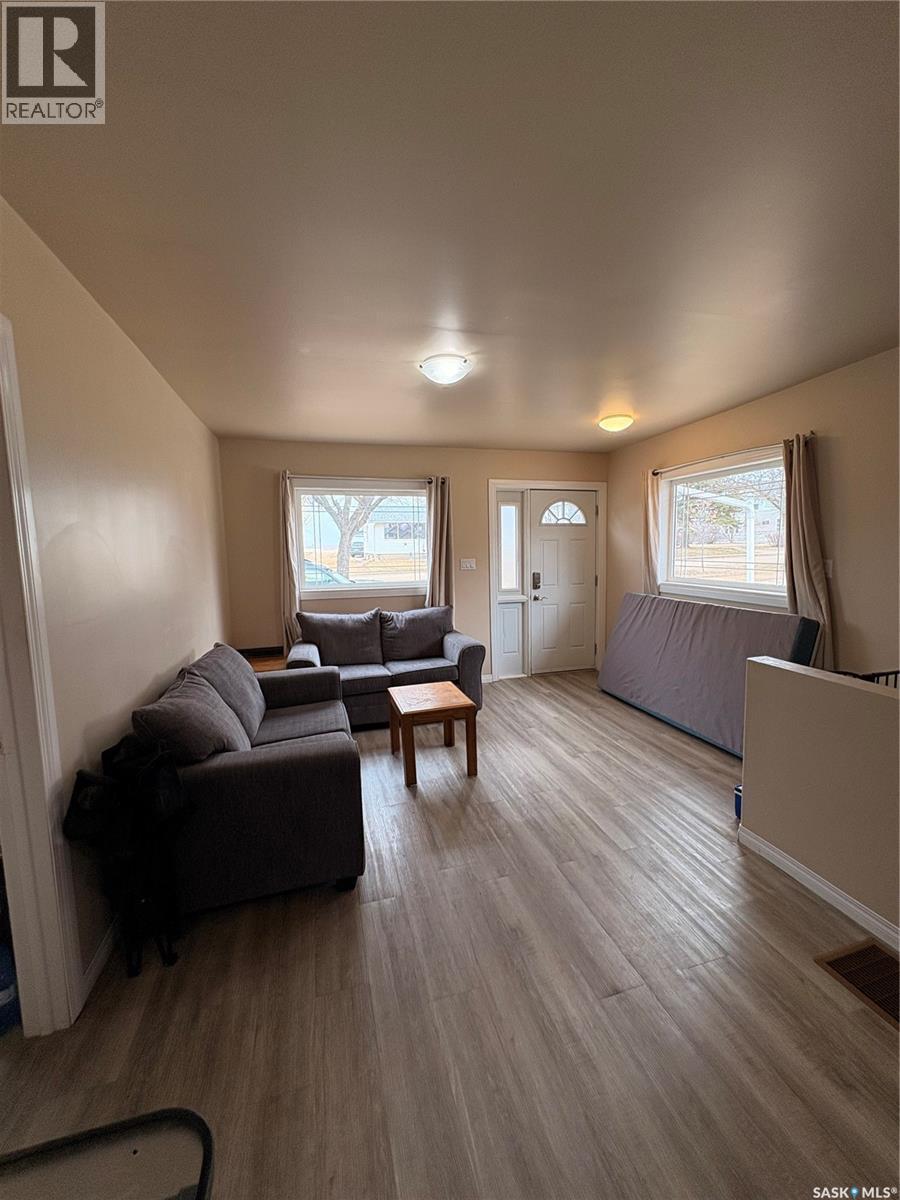 118 2Nd Street E, Lafleche, SK - Indoor Photo Showing Living Room