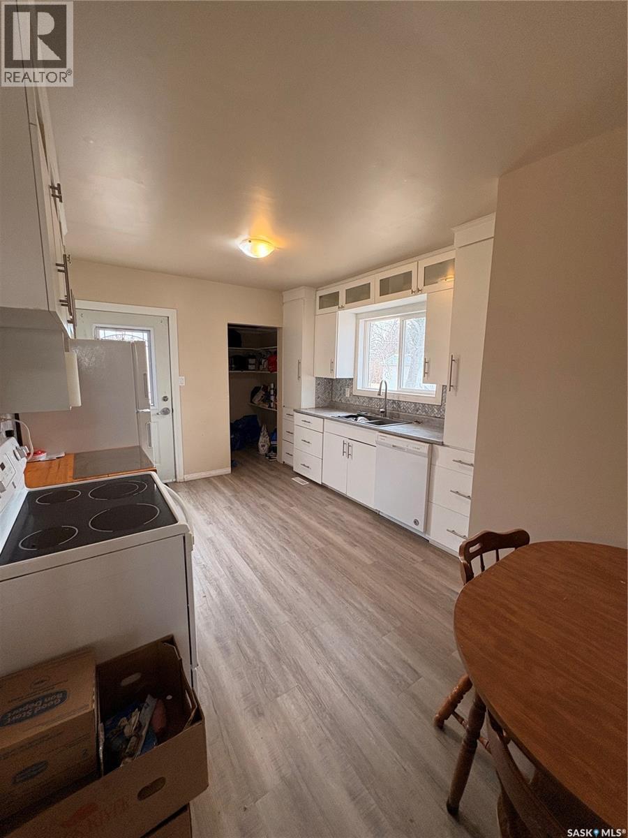 118 2Nd Street E, Lafleche, SK - Indoor Photo Showing Kitchen