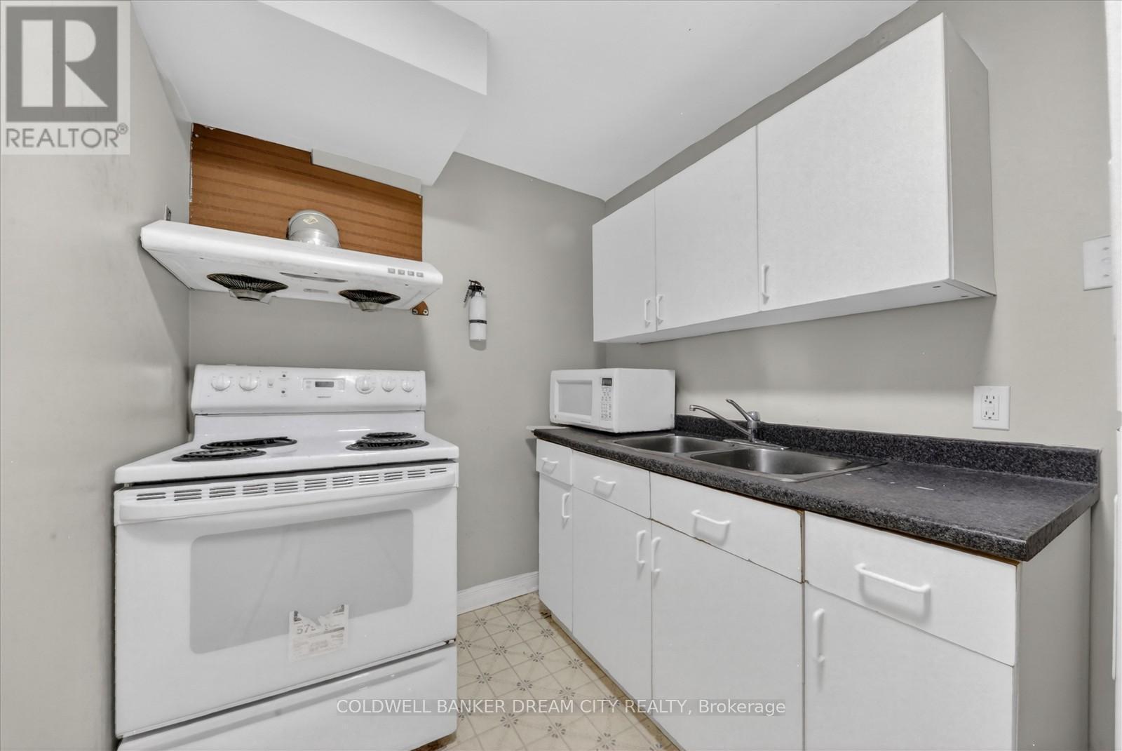 3 Windrush Trail, Toronto, ON - Indoor Photo Showing Kitchen With Double Sink