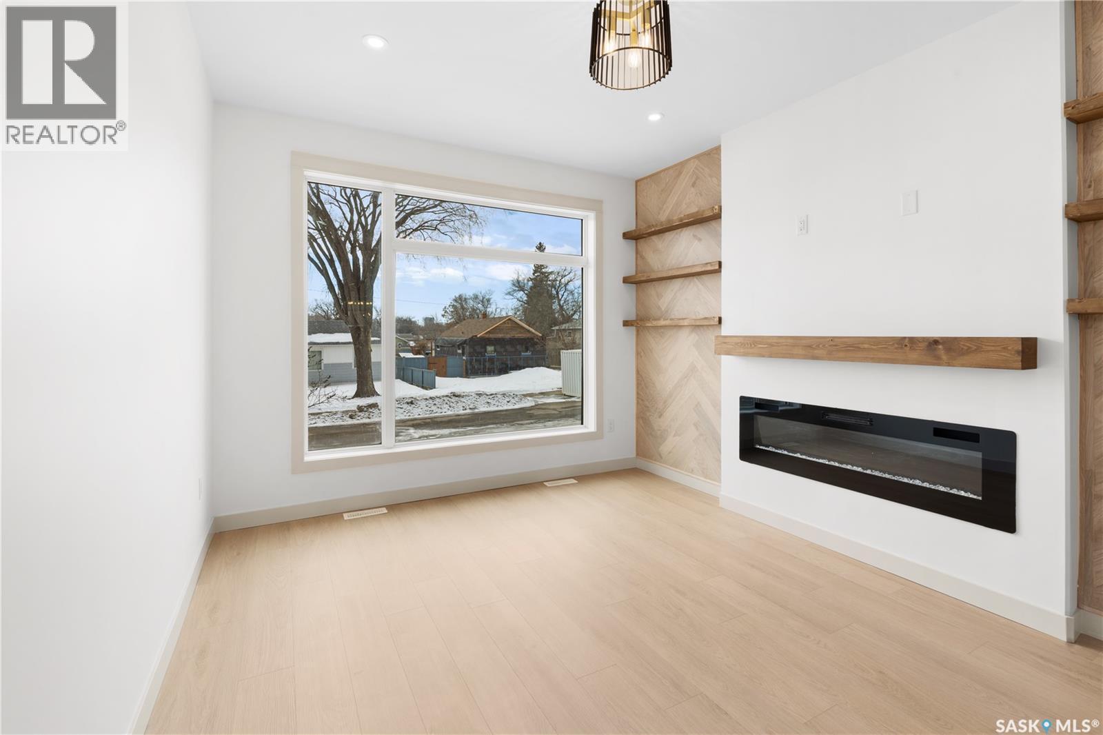 426 Empress Street, Saskatoon, SK - Indoor Photo Showing Living Room With Fireplace