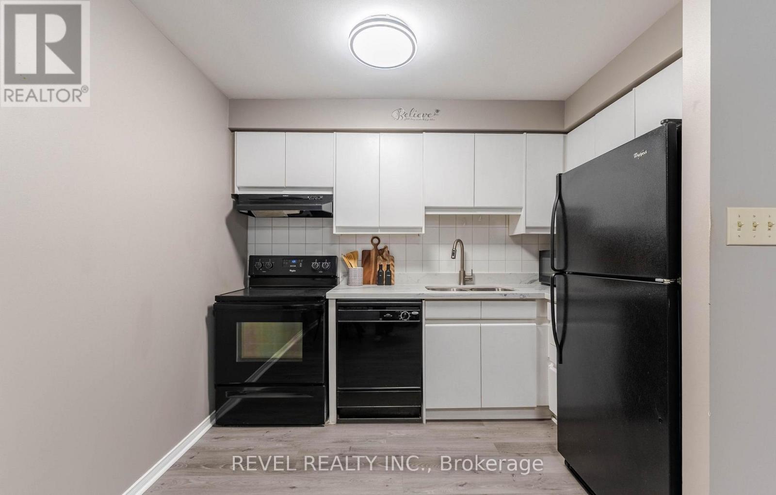 303 - 36 James Street S, Hamilton, ON - Indoor Photo Showing Kitchen