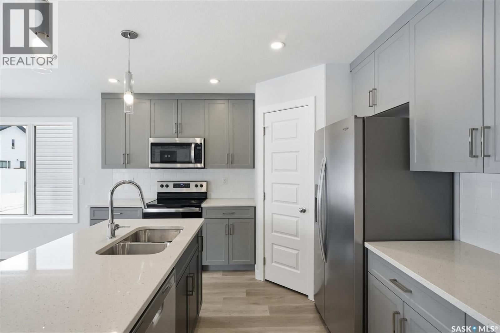 262 Kostiuk Crescent, Saskatoon, SK - Indoor Photo Showing Kitchen With Double Sink With Upgraded Kitchen