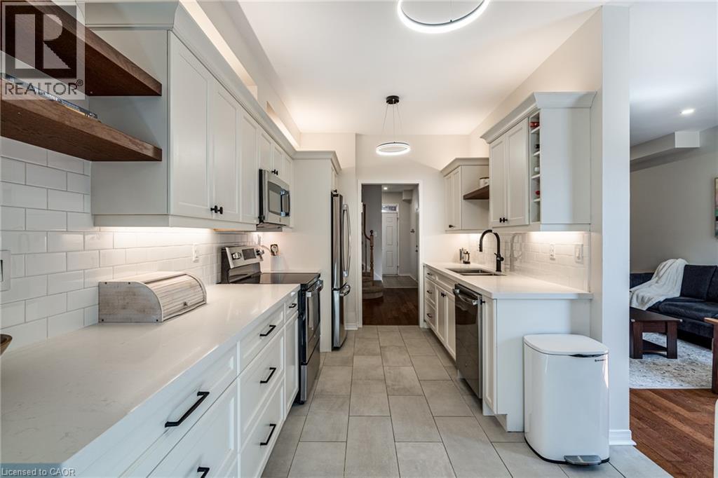 10 Davidson Boulevard Unit# 24, Dundas, ON - Indoor Photo Showing Kitchen With Upgraded Kitchen