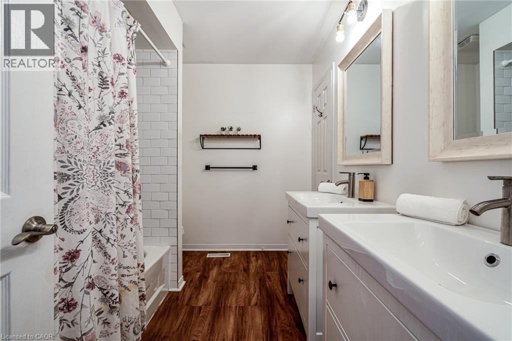 10 Davidson Boulevard Unit# 24, Dundas, ON - Indoor Photo Showing Bathroom