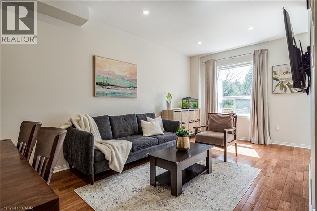 10 Davidson Boulevard Unit# 24, Dundas, ON - Indoor Photo Showing Living Room