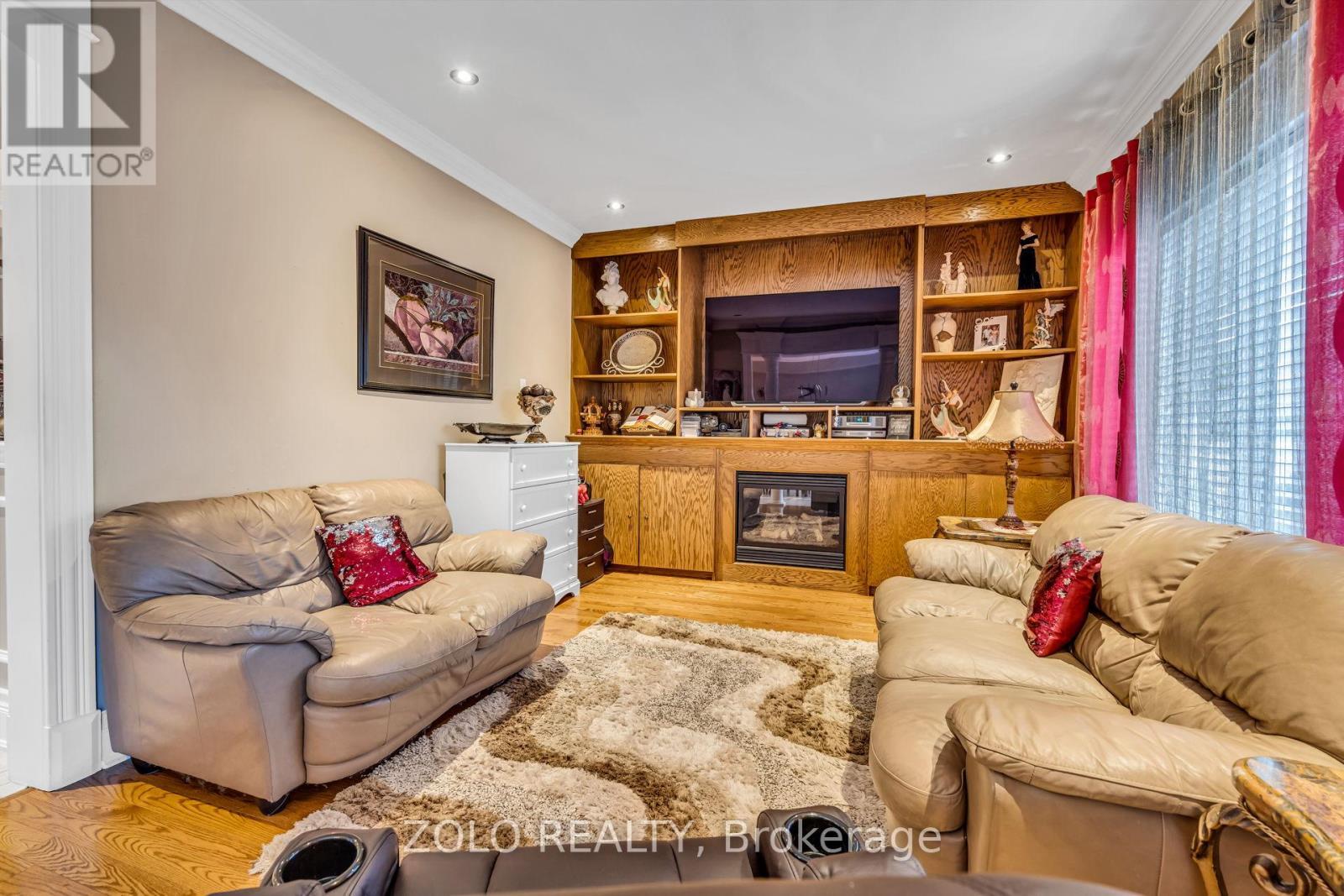 15 Ozner Crescent, Vaughan, ON - Indoor Photo Showing Living Room With Fireplace