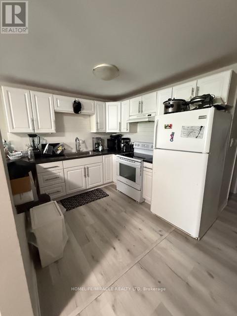 9 Ellen Street, Mississauga, ON - Indoor Photo Showing Kitchen
