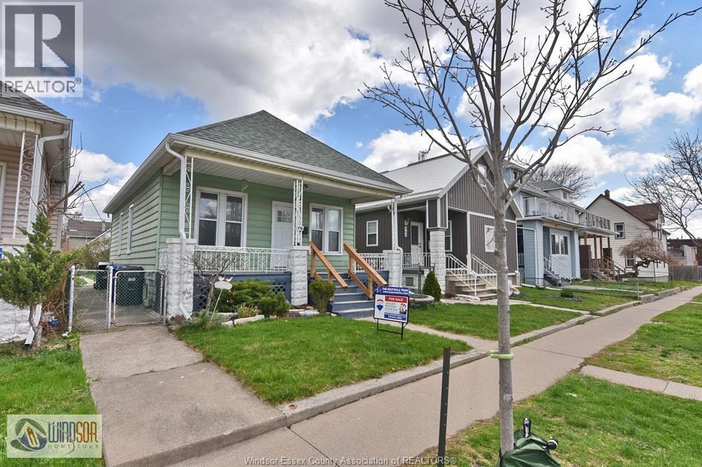 558 Elm, Windsor, ON - Outdoor With Facade